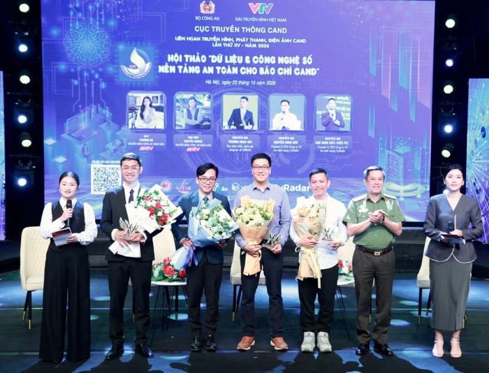 Đại tá Nguyễn Anh Tuấn, Phó Cục trưởng Cục Truyền thông CAND, Giám đốc Truyền hình CAND, Phó Trưởng Ban Thường trực Ban Tổ chức Liên hoan tặng hoa cảm ơn các diễn giả.