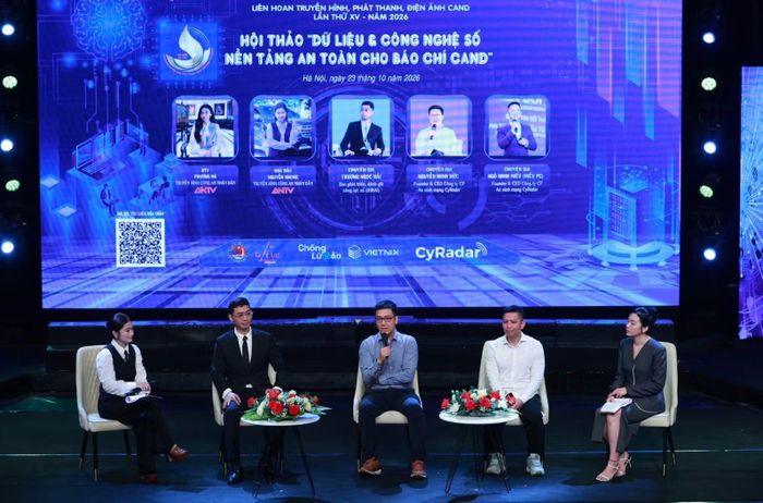 Các diễn giả trao đổi trong phiên toạ đàm của Hội thảo.