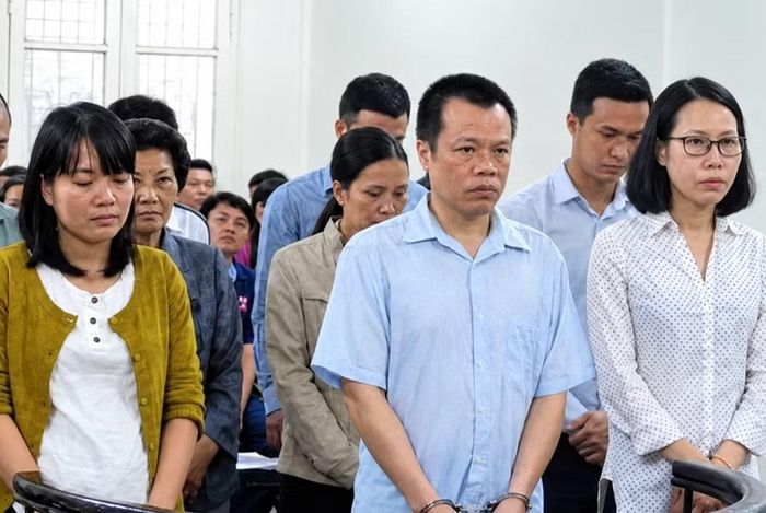 Nguyễn Hoàng Long (giữa) và đồng phạm đã bị xét xử và tuyên án năm 2016.