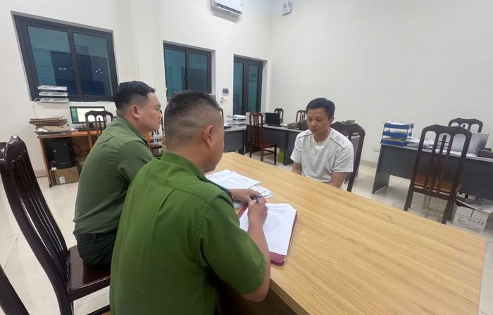 Cán bộ Phòng An ninh mạng và Phòng Cảnh sát hình sự hỏi cung đối tượng trong vụ án.
