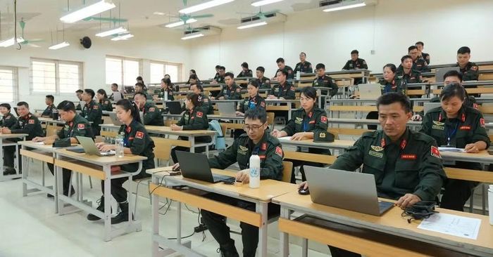Các sĩ quan Công an trong phần đánh giá kỹ năng sử dụng máy tính.