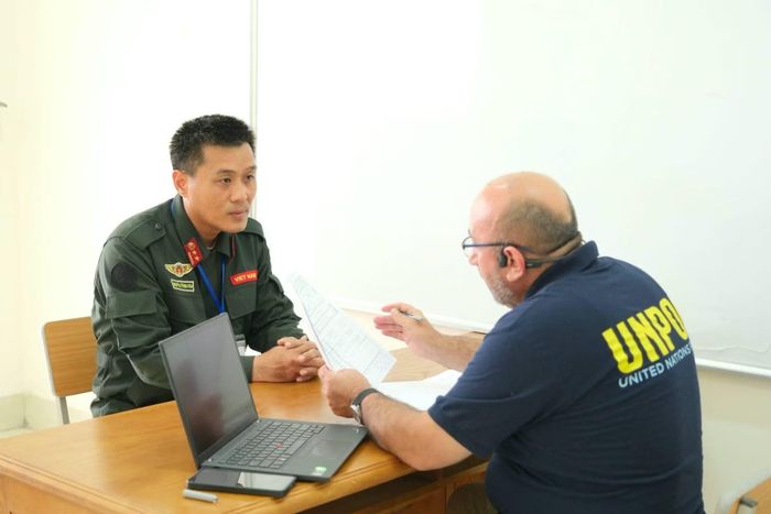 Sĩ quan Công an tham gia phần phỏng vấn.