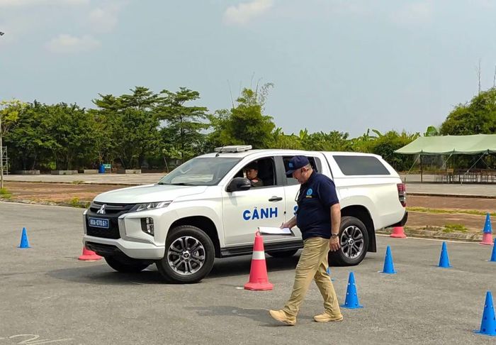 Sát hạch viên LHQ đánh giá kỹ năng lái xe của sĩ quan Công an Việt Nam.
