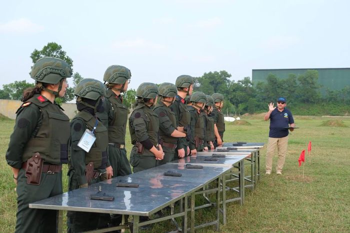 Các thí sinh tham gia phần đánh giá kỹ năng sử dụng súng.
