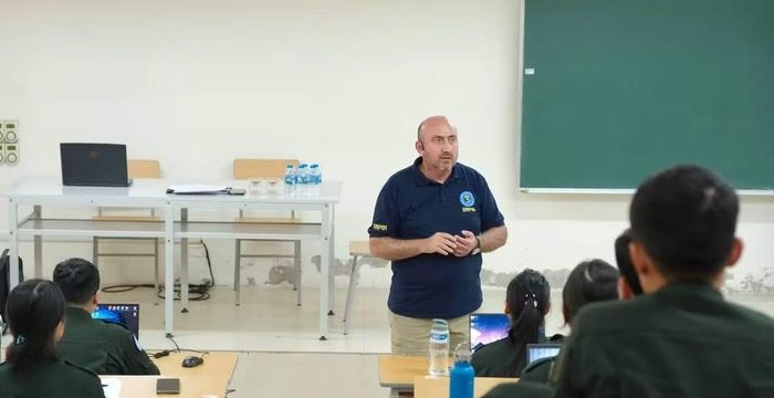 Ông Eyas Mahadeen, Tổ trưởng Tuyển dụng vị trí công tác tại trụ sở LHQ và điều phối hoạt động sát hạch AMS, Phòng Cảnh sát LHQ phổ biến quy chế sát hạch tới các thí sinh.
