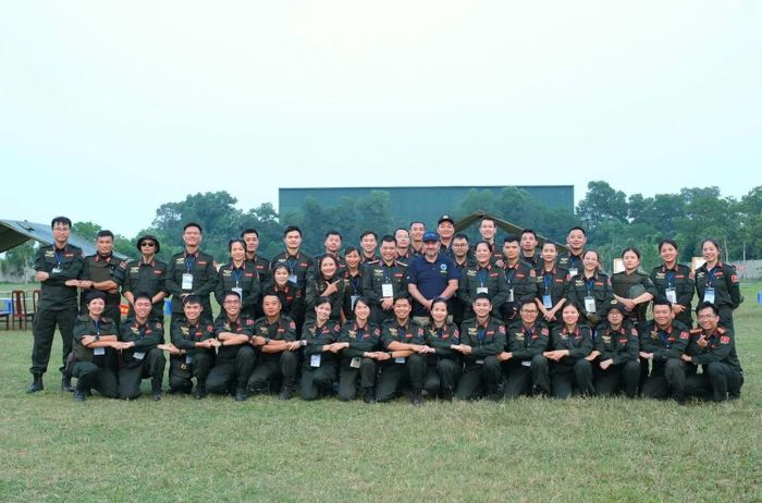 Các sĩ quan Công an tham gia thi cùng sát hạch viên LHQ.
