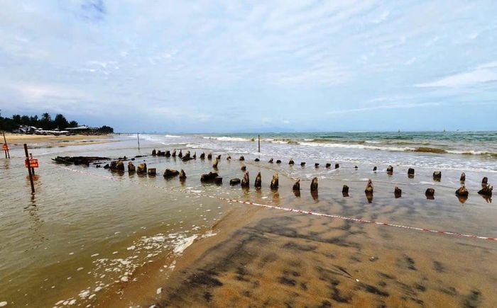 Khu vực phát hiện tàu cổ đã được khoanh vùng, đặt biển cảnh báo nhằm hạn chế người không có nhiệm vụ tiếp cận.