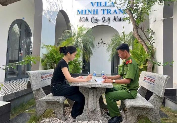 Cán bộ Công an Đặc khu Phú Quý làm việc với đại diện một cơ sở lưu trú.