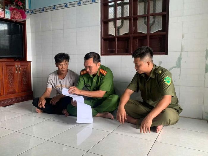 Cán bộ Công an đến từng hộ kinh doanh hướng dẫn công tác quản lý lưu trú và khai báo tạm trú.
