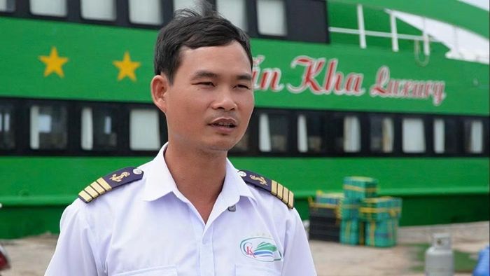 Ông Cao Khắc Bình, Thuyền trưởng tàu Chấn Kha.