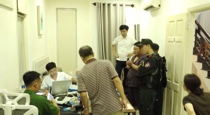 Tại thời điểm kiểm tra, máy tính, điện thoại của nhóm người lưu trú trong 4 căn biệt thự đang hoạt động, hiển thị các cửa sổ trò chuyện có quảng cáo cho vay lãi nặng hướng đến người dân Trung Quốc.