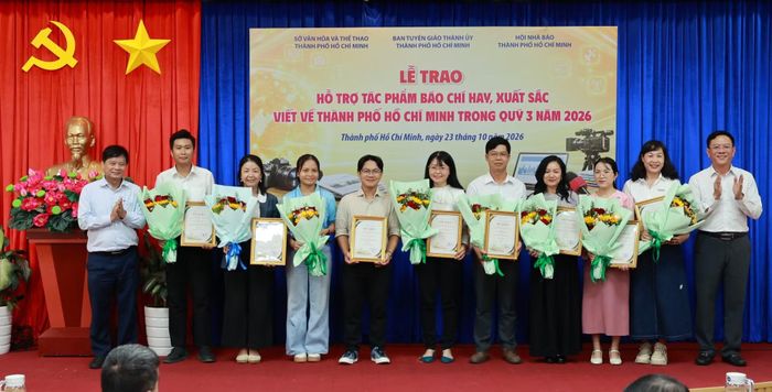 Phó Chủ tịch Hội Nhà báo Việt Nam Trần Trọng Dũng và Phó Giám đốc Sở Văn hóa - Thể thao TP Hồ Chí Minh Nguyễn Ngọc Hồi trao khen thưởng cho các tác giả ở nhóm Phóng sự, điều tra, phỏng vấn, chuyên trang, chuyên mục.