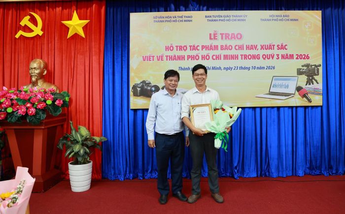Phó Chủ tịch Hội Nhà báo Việt Nam Trần Trọng Dũng cùng Phóng viên Phạm Phú Lữ, Báo Công an nhân dân, tại buổi lễ.