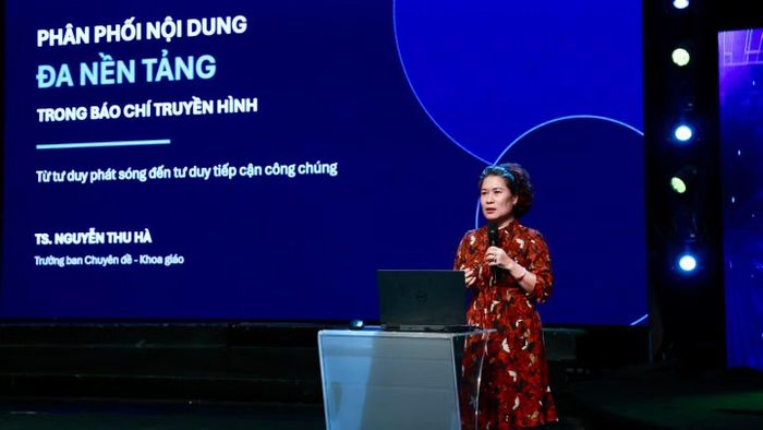 Nhà báo, TS Nguyễn Thu Hà, Trưởng ban Chuyên đề - Khoa giáo, Đài Truyền hình Việt Nam tham luận tại Hội thảo.