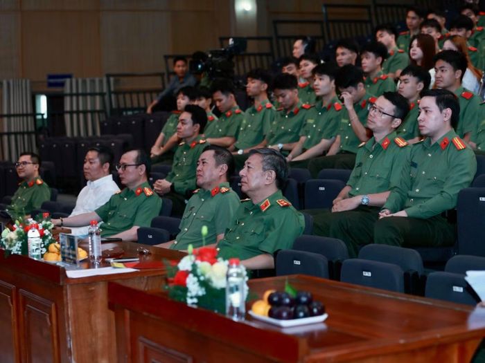 Trung tướng Đỗ Triệu Phong cùng các đại biểu dự Hội thảo.