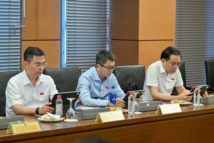 Các đại biểu dự phiên họp.