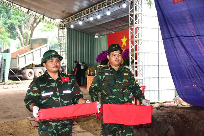 Chỉ tính trong ngày 23/10, lực lượng tìm kiếm phát hiện, quy tập thêm 12 hài cốt liệt sĩ cùng 1 bộ di vật kèm theo.