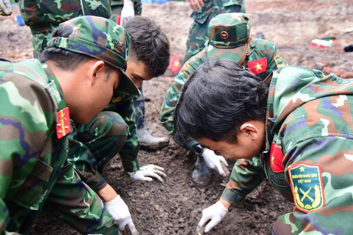 Lực lượng chức năng tiếp tục mở rộng phạm vi tìm kiếm, khẩn trương triển khai công tác quy tập hài cốt liệt sĩ tại Khu B.