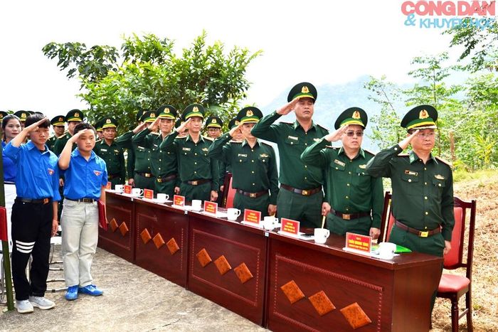 Bộ đội Biên phòng Lào Cai và các em học sinh chào cờ Tổ quốc ngay tại cột mốc biên giới. Ảnh: Quốc Hồng