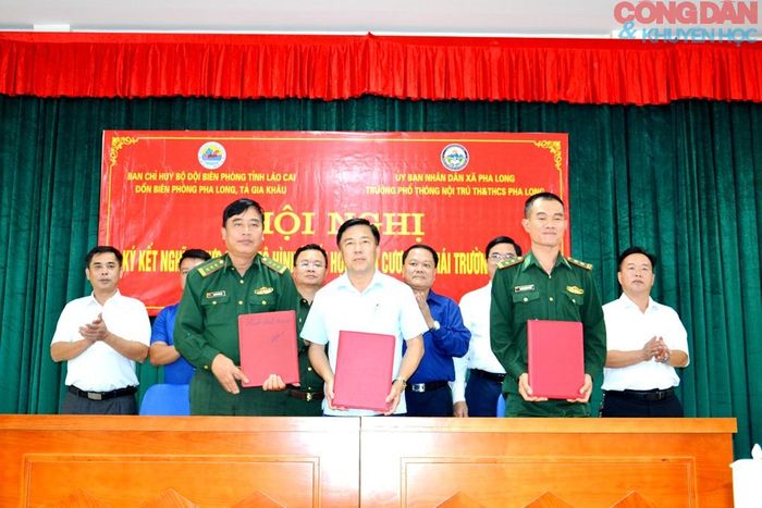 Hai Đồn Biên phòng Pha Long và Tả Gia Khâu kết nghĩa với Trường phổ thông nội trú TH và THCS Pha Long. Ảnh: Quốc Hồng