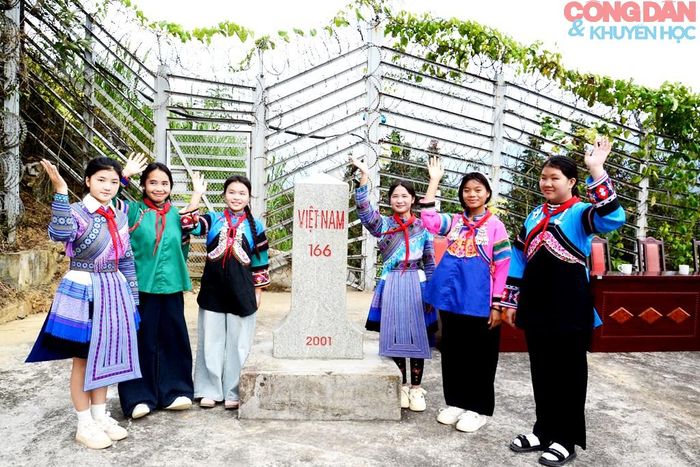 Các em học sinh dân tộc thiểu số Pha Long bên cột mốc 166 Lồ Cố Chin. Ảnh: Quốc Hồng
