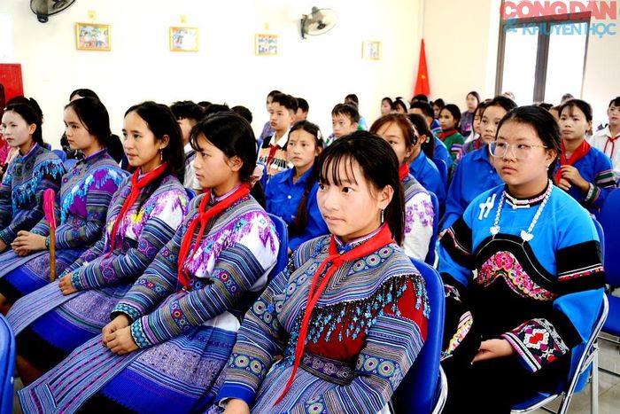 Trường phổ thông nội trú TH và THCS Pha Long có 25 lớp học, với gần 1.000 học sinh các dân tộc Mông, Nùng, Phù Lá... Ảnh: Quốc Hồng