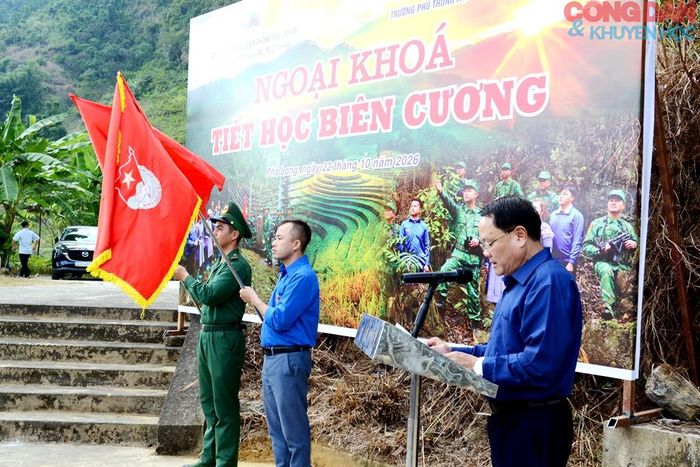 Lãnh đạo xã Pha Long phát biểu giao nhiệm vụ cho các đoàn viên thanh niên mới được kết nạp ngay tại cột mốc biên giới. Ảnh: Quốc Hồng