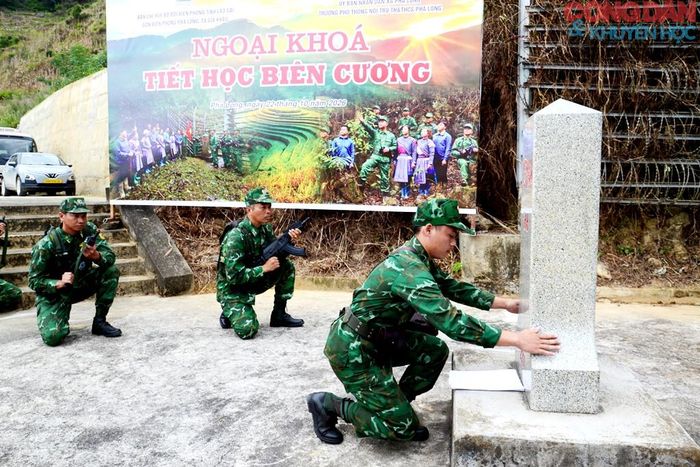 Chiến sĩ Biên phòng tuần tra, bảo vệ cột mốc biên giới Lồ Cố Chin. Ảnh: Quốc Hồng