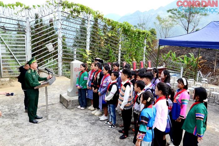 Chính trị viên phó Đồn Biên phòng Pha Long Lèng Văn Trai giới thiệu, thuyết minh cho các em học sinh về đường biên, mốc giới ở địa bàn xã Pha Long. Ảnh: Quốc Hồng