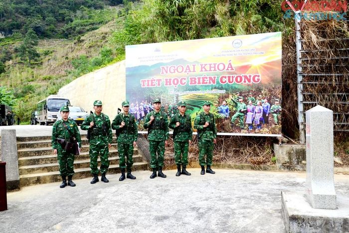 Bộ đội Đồn Biên phòng Pha Long thể hiện đội hình tuần tra biên giới để các em học sinh trải nghiệm thực tế. Ảnh: Quốc Hồng