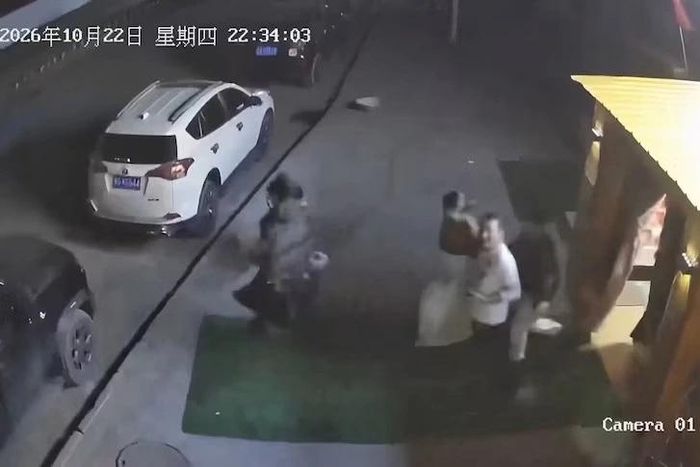 Người dân vội vã rời khỏi nhà và tìm nơi trú ẩn bên ngoài hoặc trong các xe ô tô đỗ trên đường. Ảnh: Tân Hoa Xã