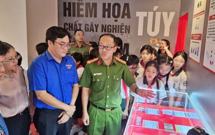 Các đại biểu cắt băng khánh thành không gian học tập cộng đồng về phòng, chống ma túy.