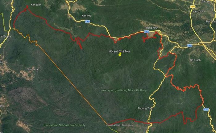 Hố sụt được phát hiện lần đầu trong quá trình rà soát ảnh vệ tinh trên nền tảng Google Earth của ông Kevin Ditamore, thành viên Hiệp hội Hang động Hoa Kỳ (National Speleological Society – NSS). Trần Xuân Mùi