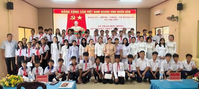 Trao 57 suất học bổng "Tiếp bước đến trường" cho học sinh xã Tri Tôn.