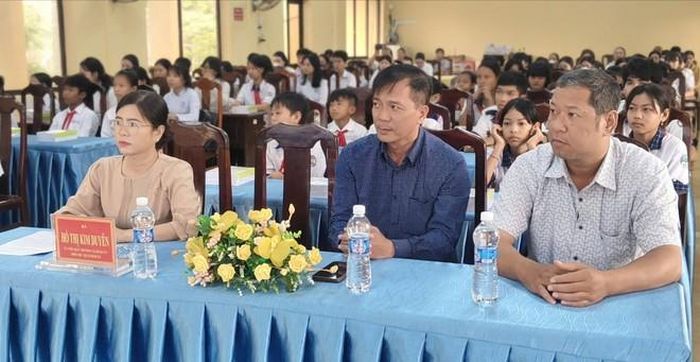 Đại biểu, học sinh tham dự lễ trao học bổng.