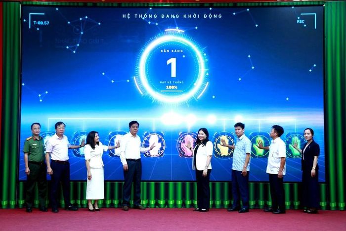 Các đại biểu bấm nút khai trương Bản đồ an toàn thực phẩm trường học ở Lào Cai. Ảnh: Ngọc Hưng