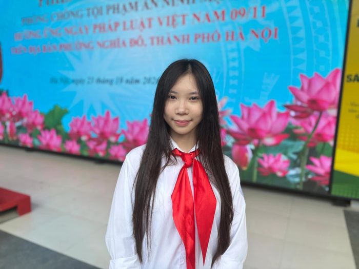 Trà Mi chia sẻ, nếu chứng kiến bạn bè bị đe dọa, bắt nạt hoặc làm nhục trên mạng, em sẽ báo với thầy cô và người lớn đáng tin cậy để tìm hướng giải quyết phù hợp; đồng thời hỏi thăm, an ủi và động viên bạn. 