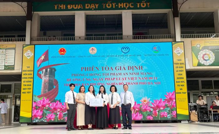 Bà Lê Tuyết Mai, Phó Chủ tịch Hội Bảo vệ quyền trẻ em Việt Nam, cùng các luật sư đại diện Chi hội Luật sư Vì quyền trẻ em trao tặng sách pháp luật về quyền trẻ em và sách Hỏi đáp về quyền trẻ em tới nhà trường.
