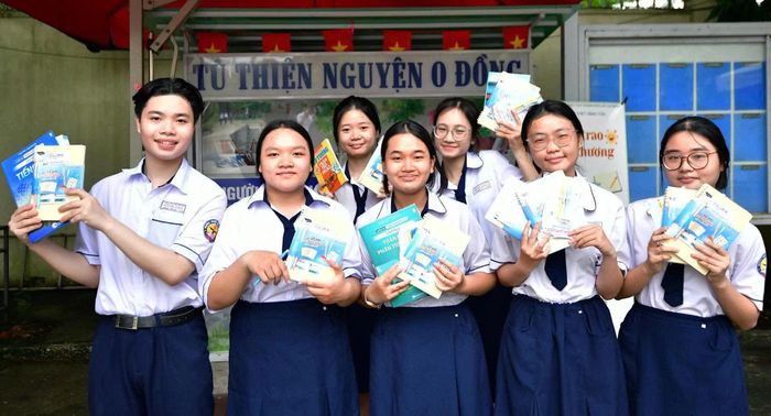 Các em học sinh Trường THPT Bình Tân hưởng ứng mô hình "Tủ thiện nguyện 0 đồng".