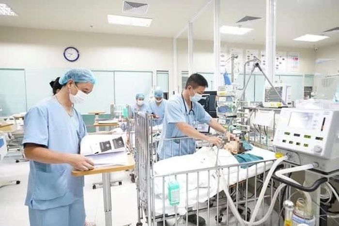 Bác sĩ Bệnh viện Nhi Trung ương thăm khám cho trẻ sau ca ghép gan. Ảnh BVCC