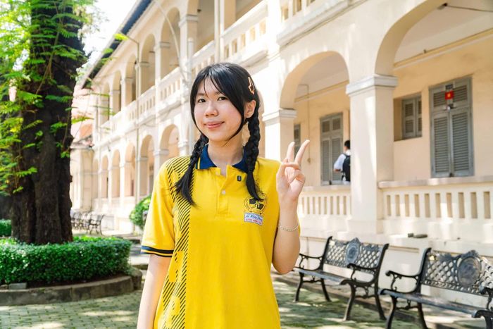 Với phong thái tự tin và bình tĩnh, Nguyễn Quỳnh Hương (12CA3) xuất sắc dành danh hiệu người nói xuất sắc nhất lượt 3 và mang về chiến thắng chung cuộc. Ảnh: Bách Thảo.