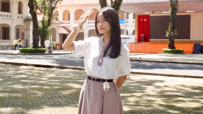 Nguyễn Phạm Thuỷ Tiên (11CV2) từ không tự tin vào khả năng tranh biện đến xung phong là người mở đầu phần thi của đội. Ảnh: Bách Thảo.