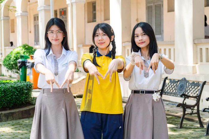 Tuy gặp đối thủ mạnh và nắm bắt xu hướng tốt, đội THPT Chuyên Lê Hồng Phong vẫn giữ được phong thái tự tin ở từng lượt nói. Ảnh: Bách Thảo.