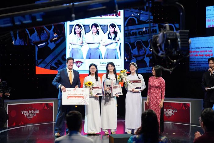 Ba em Thuỷ Tiên (Lớp 11CV2), Nhật Phương (Lớp 12CA1) và Quỳnh Hương (Lớp 12CA3) tại giây phút đăng quang ngôi vị Quán quân Trường Teen 2026 vào 18/10. Ảnh: NVCC.