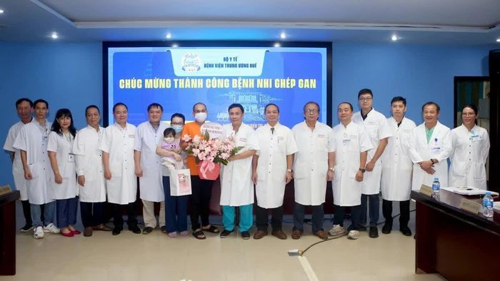 Một bệnh nhi được ghép gan thành công tại Bệnh viện Trung ương Huế.
