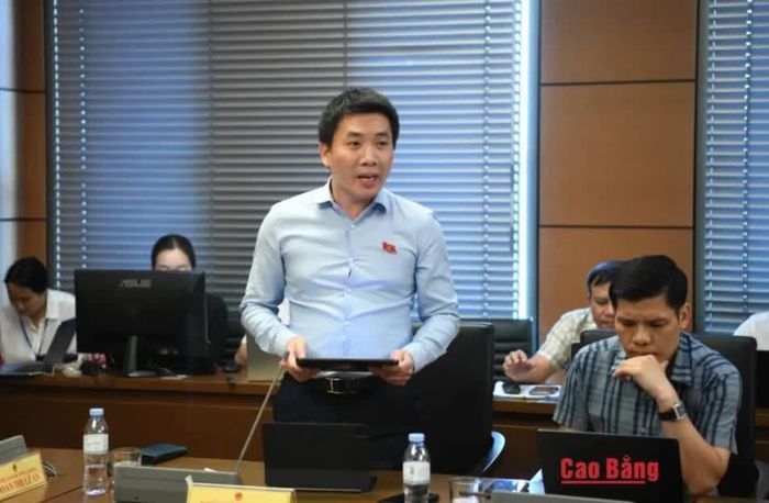 Đại biểu Tạ Lê Thanh, Ủy viên là đại biểu Quốc hội hoạt động chuyên trách tại Ủy ban Kinh tế và Tài chính của Quốc hội phát biểu.