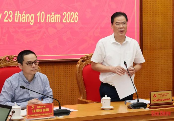 Phó Bí thư Tỉnh uỷ, Chủ tịch Ủy ban MTTQ tỉnh Vũ Hồng Quang phát biểu tại buổi làm việc.