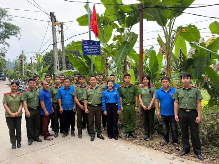 Đoàn viên, thanh niên các đơn vị tham gia xây dựng công trình đèn đường chiếu sáng tại tổ dân phố Hạnh Phúc, phường Thục Phán.