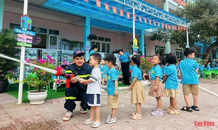 Học sinh nhà trường tham gia các hoạt động trải nghiệm.