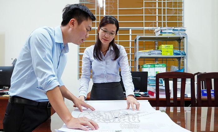 Cán bộ Sở Xây dựng rà soát các dự án nhà ở xã hội trên địa bàn tỉnh.